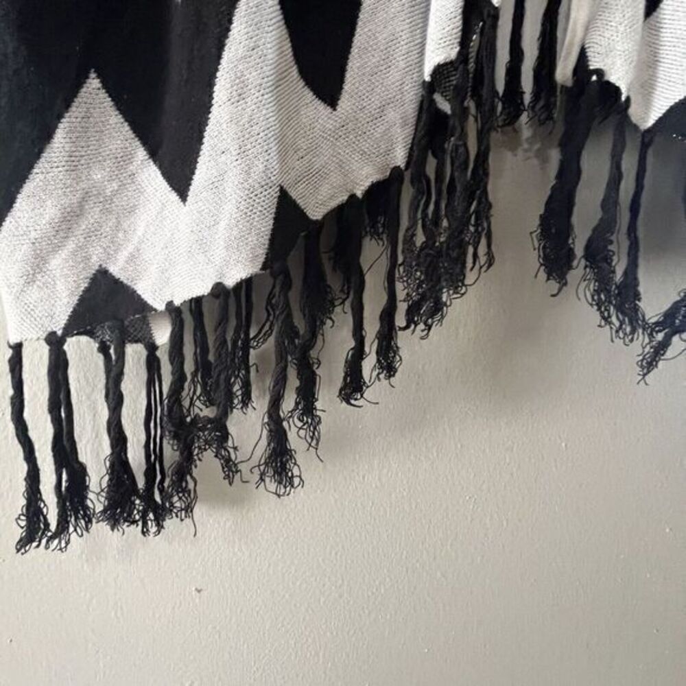 Torrid Chevron Ruana Kimono Duster Poncho Cardigan Fringe Knit 4/5 Black & White - Picture 6 of 9